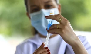 Leia mais sobre o artigo Covid-19: Fiocruz alerta sobre cuidados no Carnaval para evitar aumento de casos de complicações respiratórias