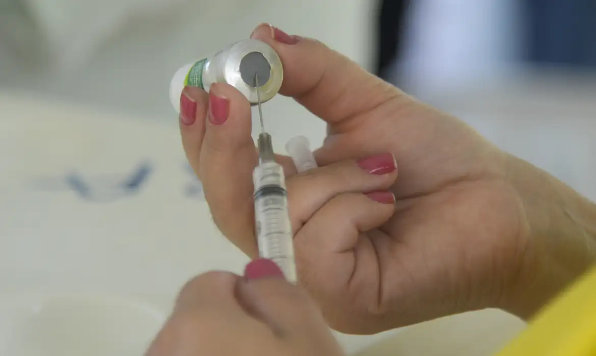 Você está visualizando atualmente Covid-19: casos da doença diminuem 7,58% na média móvel; influenza e VSR aumentam no país