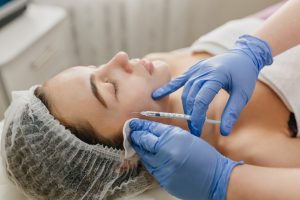 Leia mais sobre o artigo Biólogos na Estética? Nova resolução autoriza procedimentos injetáveis por profissionais da Biologia e reacende polêmica