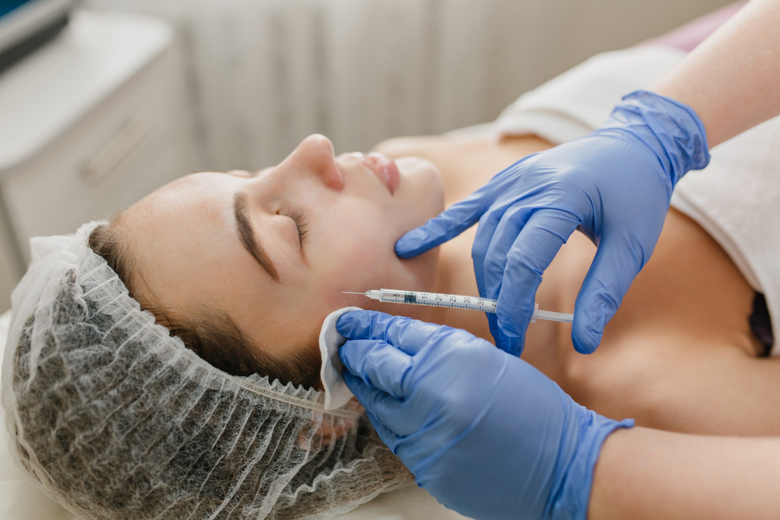 Leia mais sobre o artigo Biólogos na Estética? Nova resolução autoriza procedimentos injetáveis por profissionais da Biologia e reacende polêmica