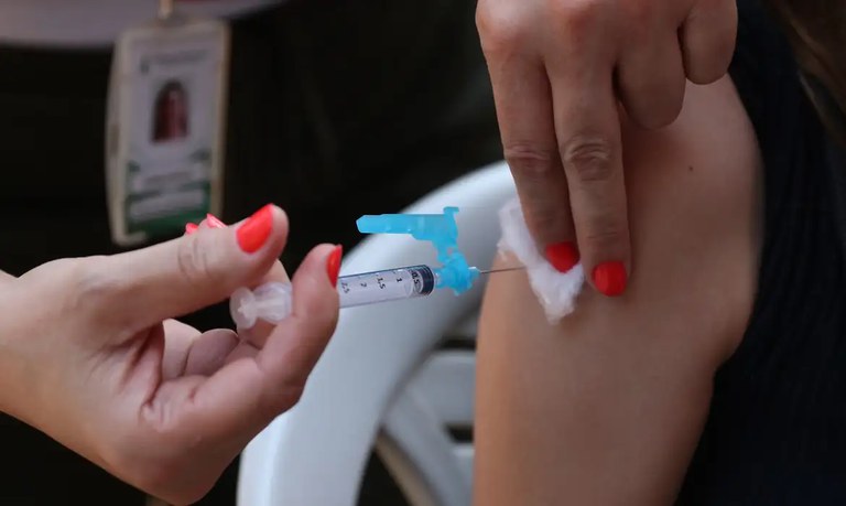 Você está visualizando atualmente HPV: vacinação é forma mais eficaz de proteção