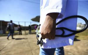 Leia mais sobre o artigo Municípios devem ter cautela ao aderir ao programa de médicos especialistas, diz CNM