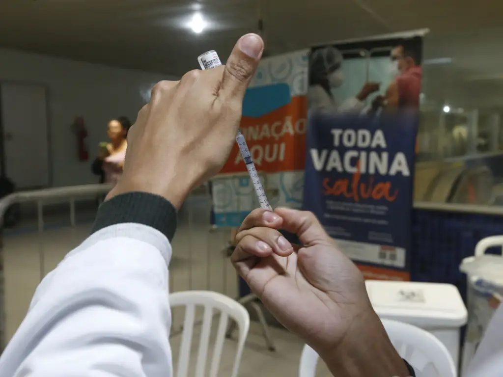 Leia mais sobre o artigo Covid-19: positividade de testes salta de 5 % para 13 % em um mês