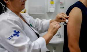 Leia mais sobre o artigo Vacinação contra HPV para jovens de 15 a 19 anos é estendida até dezembro pelo SUS
