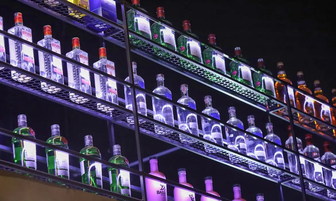 Você está visualizando atualmente Crise do metanol leva governo a formar comitê de emergência com setor de bebidas