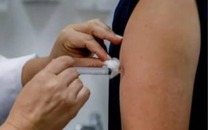Leia mais sobre o artigo Três municípios recebem primeiras doses da vacina de dose única contra a dengue