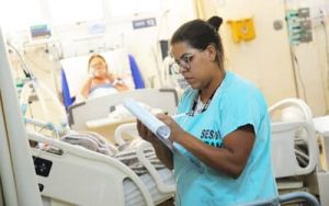 Leia mais sobre o artigo Cofen regulamenta prescrição de medicamentos de uso contínuo por enfermeiros